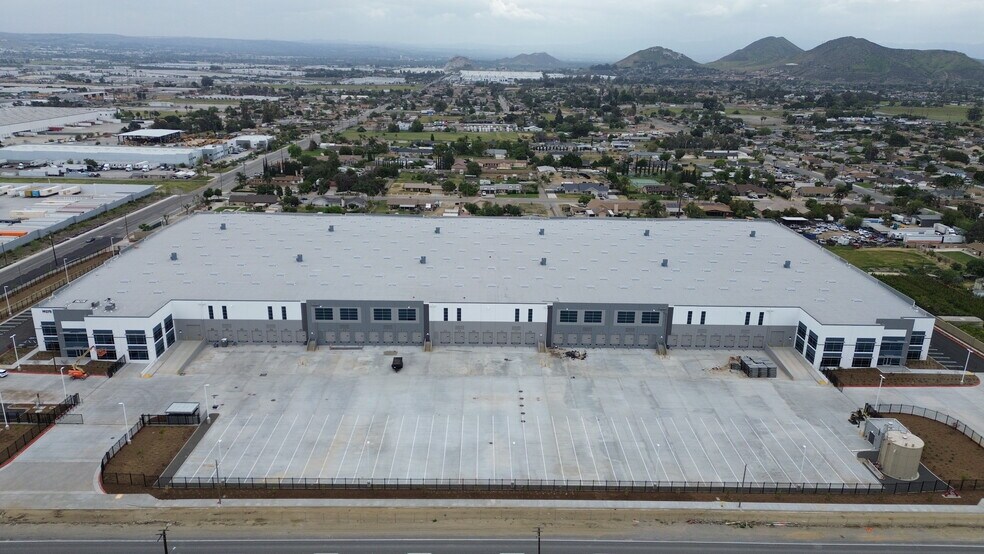 More Photos Of 19275 Slover Ave, Bloomington Warehouse For Lease