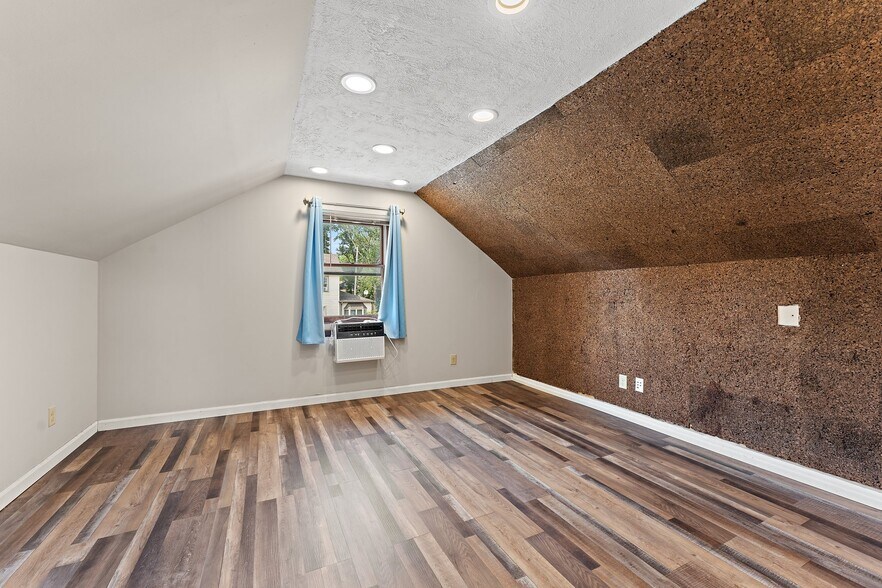 More Photos Of 755 Chicago St, Valparaiso General Retail For Sale