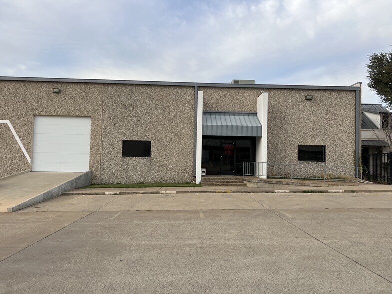 More Photos Of 10939 Shady Trl, Dallas Distribution For Lease