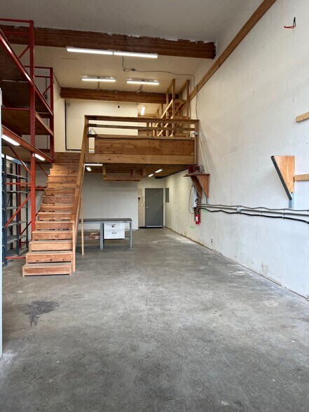 More Photos Of 1127 W 14th St, North Vancouver Warehouse For Lease