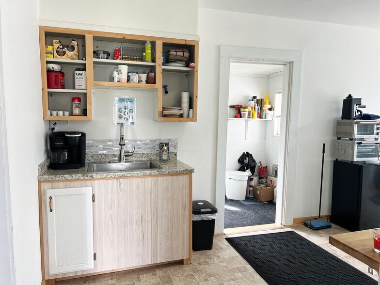 More Photos Of 332 N Main St, Gordon Flex For Sale