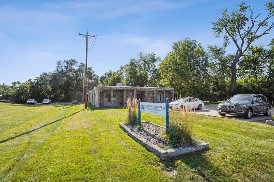 More Photos Of 2721 SW 30th St, Des Moines Office For Sale