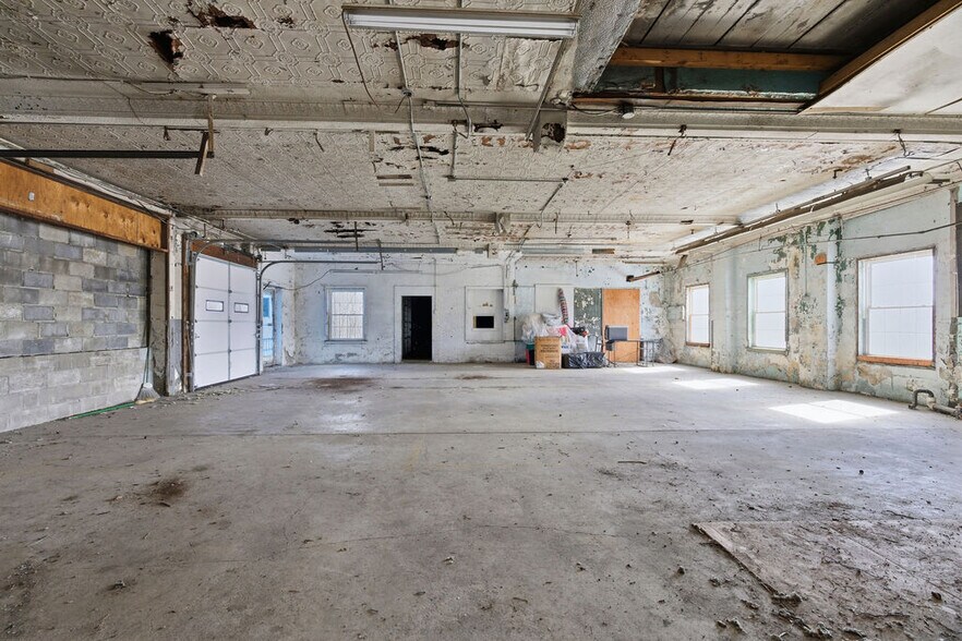 More Photos Of 15 W 1st St S, Fulton Freestanding For Sale