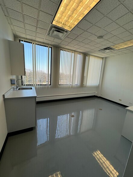More Photos Of 121 S Wilke Rd, Arlington Heights Medical For Lease