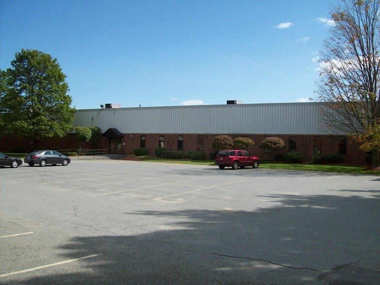 More Photos Of 40 Fordham Rd, Wilmington Warehouse For Lease