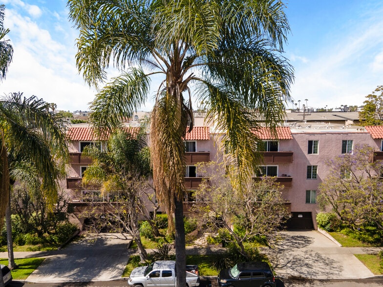 Primary Photo Of 3717 Cardiff Ave, Los Angeles Apartments For Sale