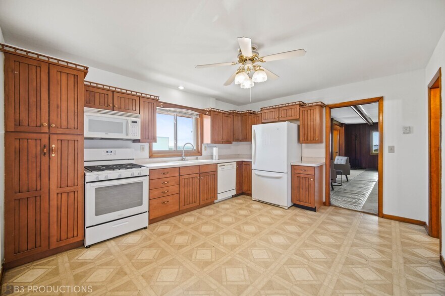 More Photos Of 1787 E Joe Orr Rd, Lynwood Warehouse For Sale