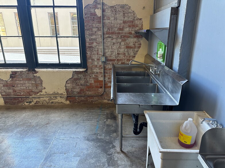 More Photos Of 5840-5890 Airport Way S, Seattle Unknown For Lease