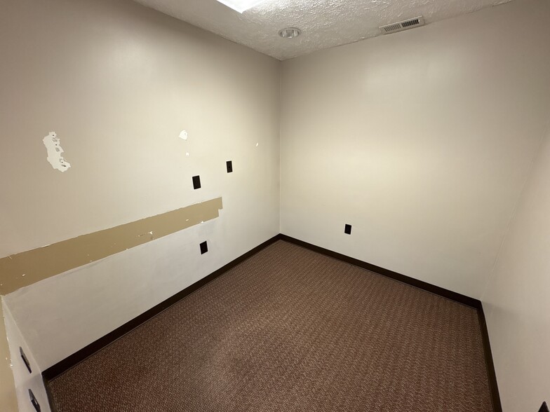 More Photos Of 703 Widewater Dr, Lafayette Warehouse For Lease