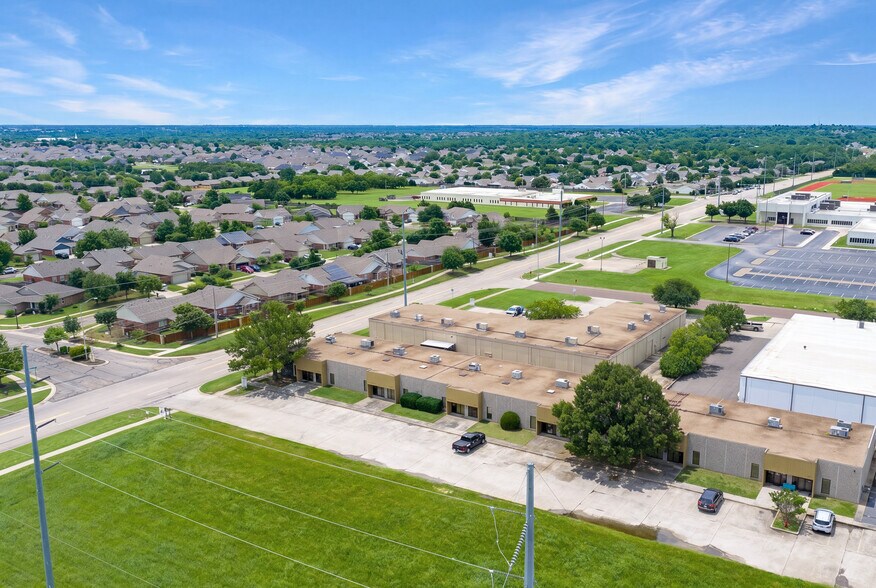 More Photos Of 800 W Rock Creek Rd, Norman Office For Lease