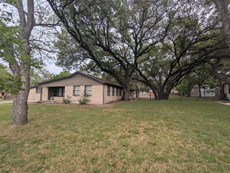 More Photos Of 8411 N Interstate 35, Austin Office For Lease