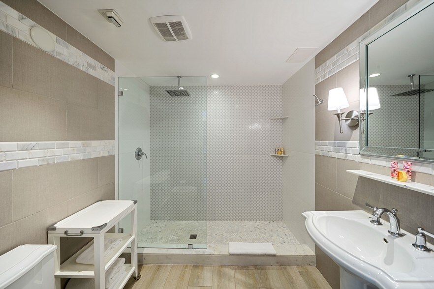 More Photos Of 1435 Collins Ave, Miami Beach Hotel For Sale