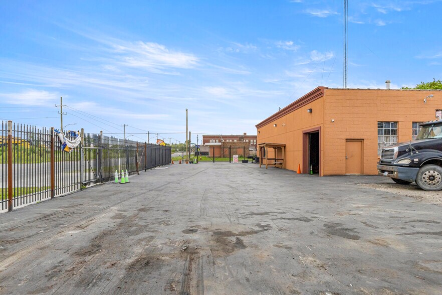 More Photos Of 8301 W Chicago, Detroit Flex For Sale