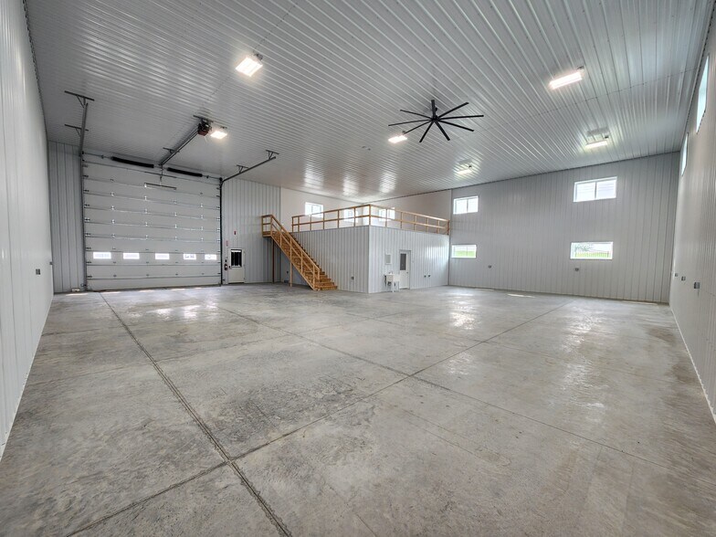 More Photos Of 9663 230th Ave, Anamosa Warehouse For Lease