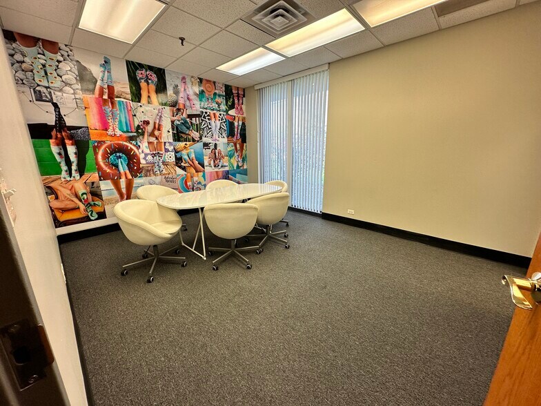 More Photos Of 333 W Hintz Rd, Wheeling Warehouse For Lease