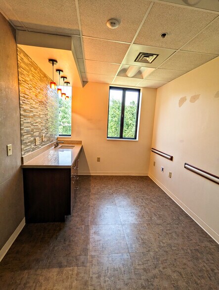 More Photos Of 1111 Augusta Dr, Houston Medical For Lease