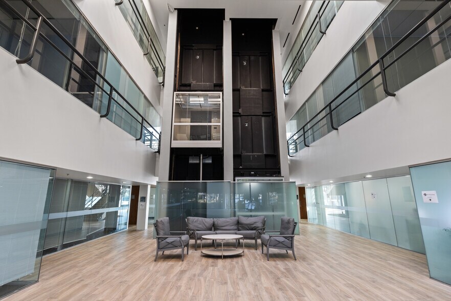 More Photos Of 1033 La Posada Dr, Austin Office For Lease