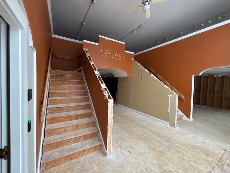 More Photos Of 235 Portland Rd, Gray Office For Lease