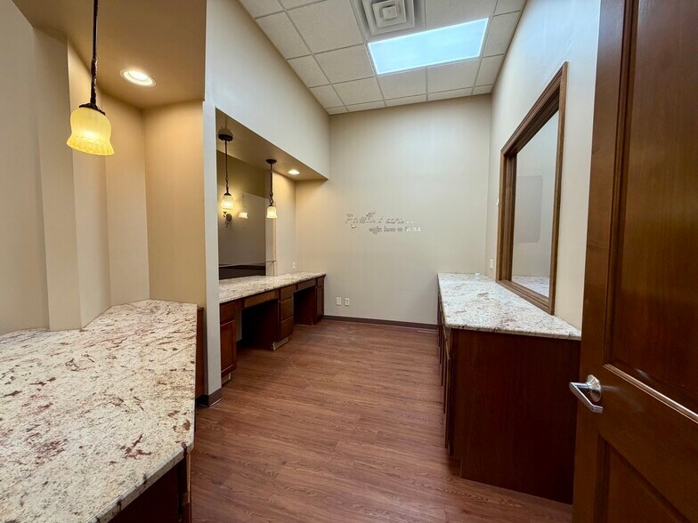 More Photos Of 2127 Midlands Ct, Sycamore Medical For Lease
