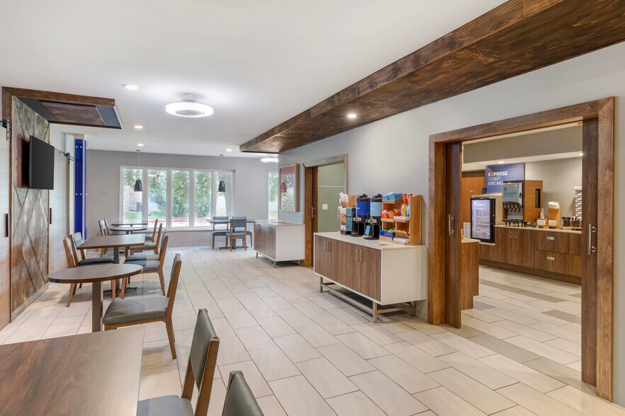 More Photos Of 2965 E Main St, Alice Hotel For Sale