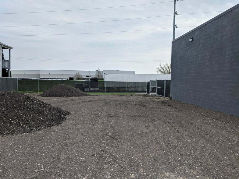 More Photos Of 1400 Bliss St, Columbus Warehouse For Lease