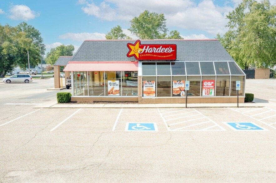 More Photos Of 905 N Springfield St, Virden Fast Food For Lease
