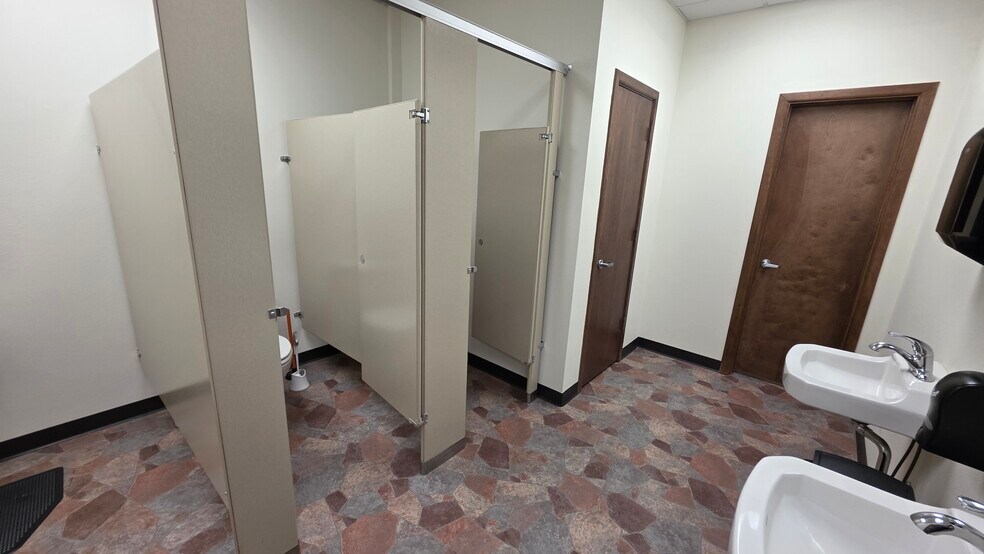 More Photos Of 8211 E County Road 62, Midland Warehouse For Sale