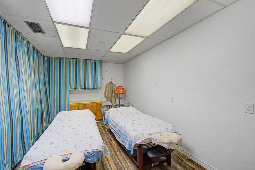 More Photos Of 71 Midtown Park W, Mobile Medical For Sale