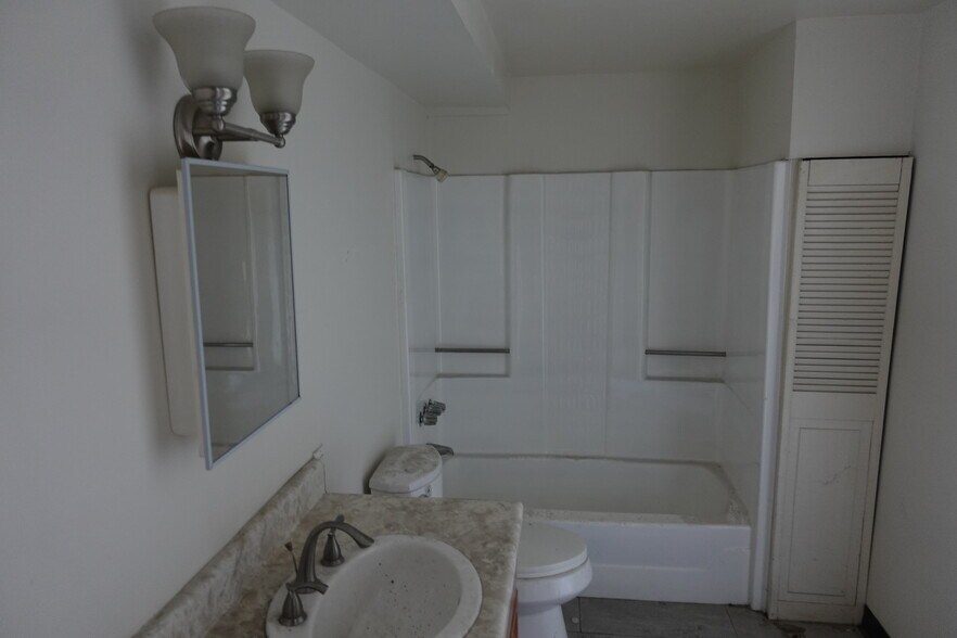 More Photos Of 18334 Eddy St, Northridge Warehouse For Sale