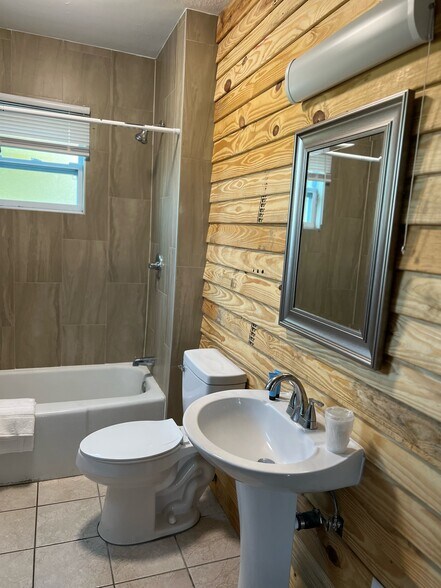 More Photos Of 1702 US 92, Auburndale Hotel For Sale