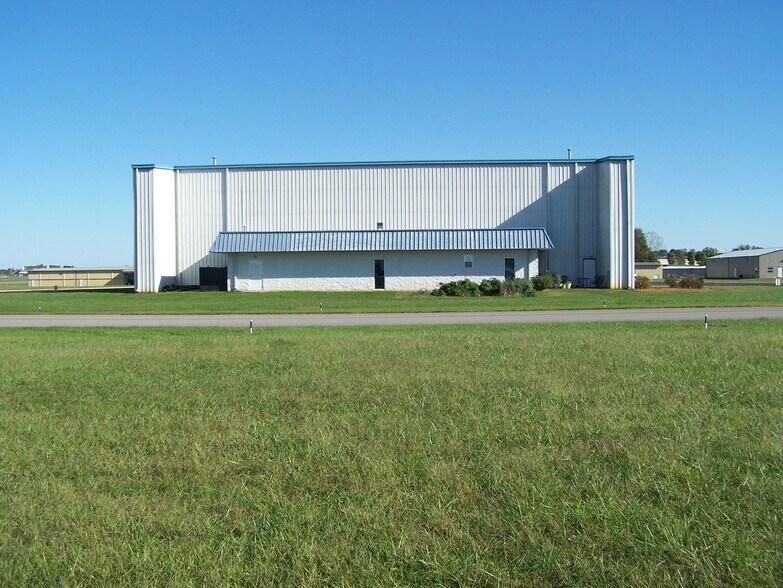Primary Photo Of 2325 Airway Ct, Bowling Green Airplane Hangar For Lease