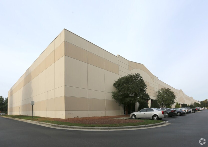 More Photos Of 490 Gallimore Dairy Rd, Greensboro Distribution For Lease