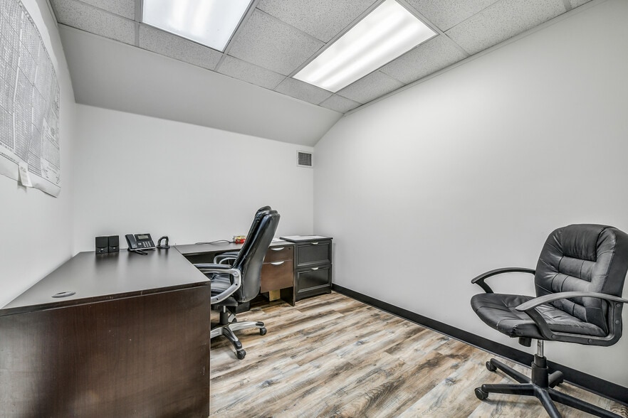 More Photos Of 2401 Parkwood Ave, Friendswood Office For Sale
