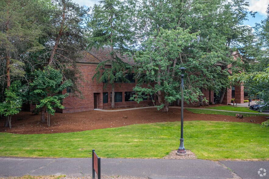 More Photos Of 300 Oswego Pointe Dr, Lake Oswego Office For Lease