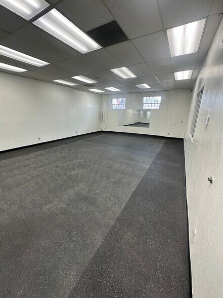 More Photos Of 501 W 17th St, Santa Ana Storefront Retail Office For Lease