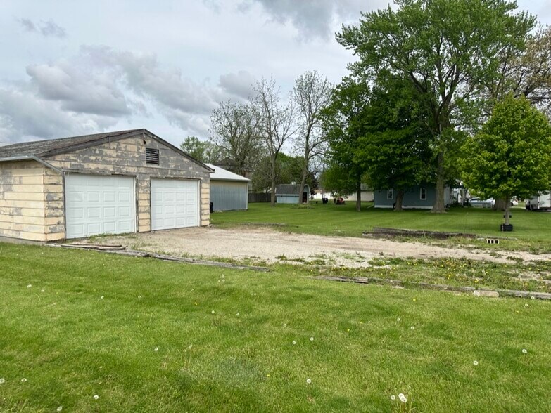 More Photos Of 907 N Hemlock St, Le Roy Warehouse For Sale