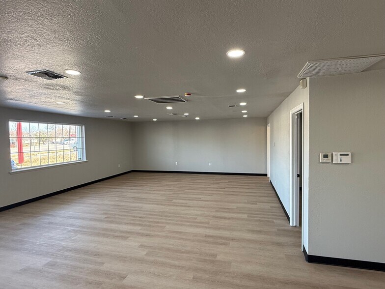 More Photos Of 1702 Santa Fe Dr, Weatherford Flex For Lease