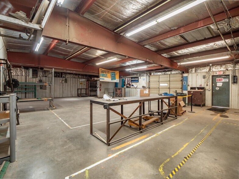 More Photos Of 1 W Choctaw Ave, Mcalester Flex For Sale