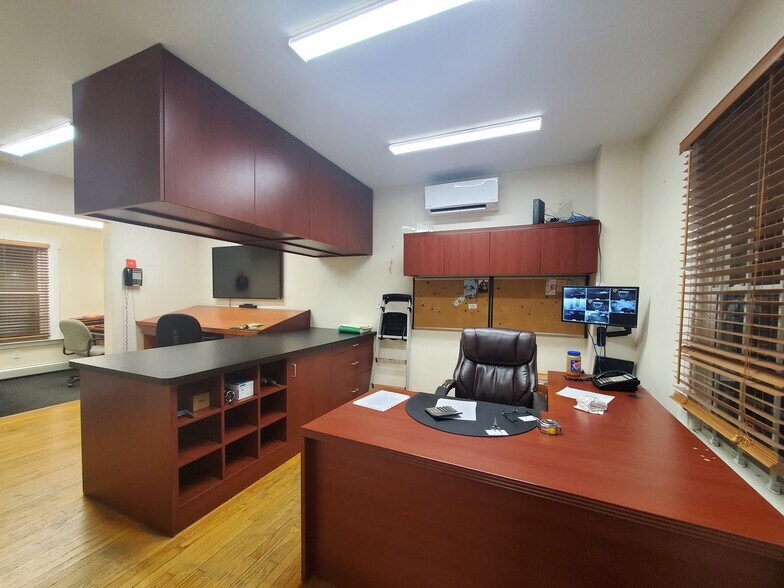 More Photos Of 52 Maple Pl, Amityville Office For Lease