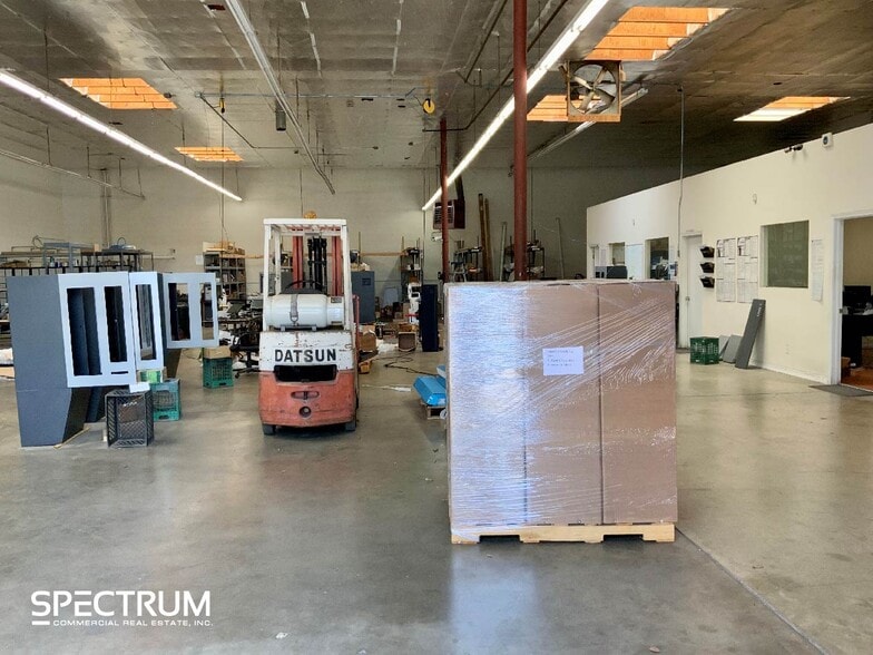 More Photos Of 16125 Cantlay St, Van Nuys Warehouse For Lease