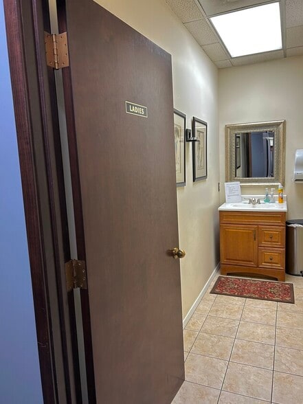 More Photos Of 333 E Ohio St, Indianapolis Medical For Lease