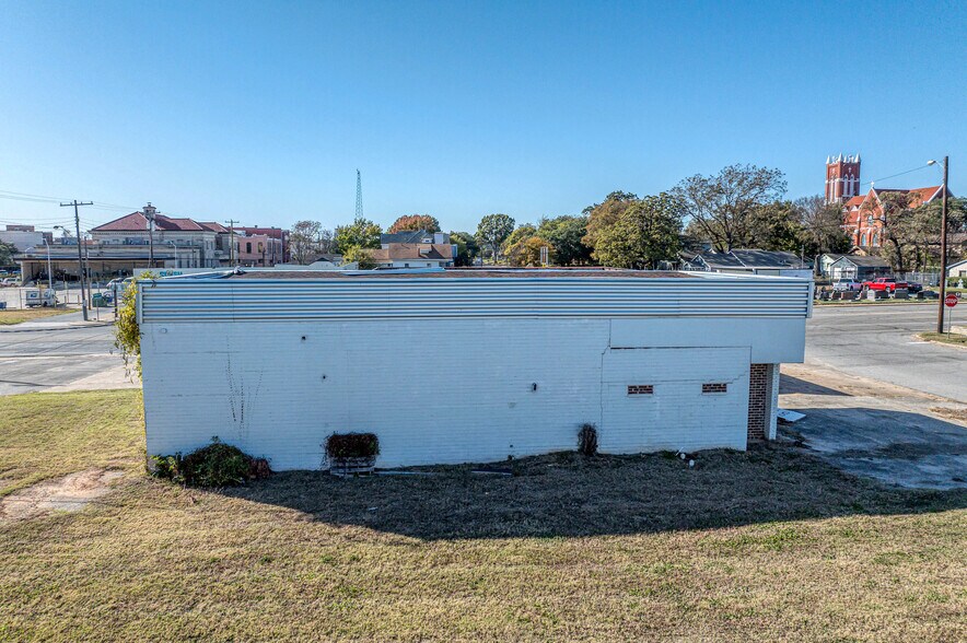 More Photos Of 212 N Austin Ave, Denison Bank For Sale