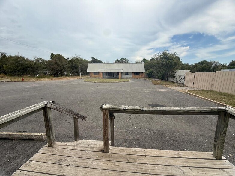 More Photos Of 1315 24th Ave SW, Norman Office For Lease