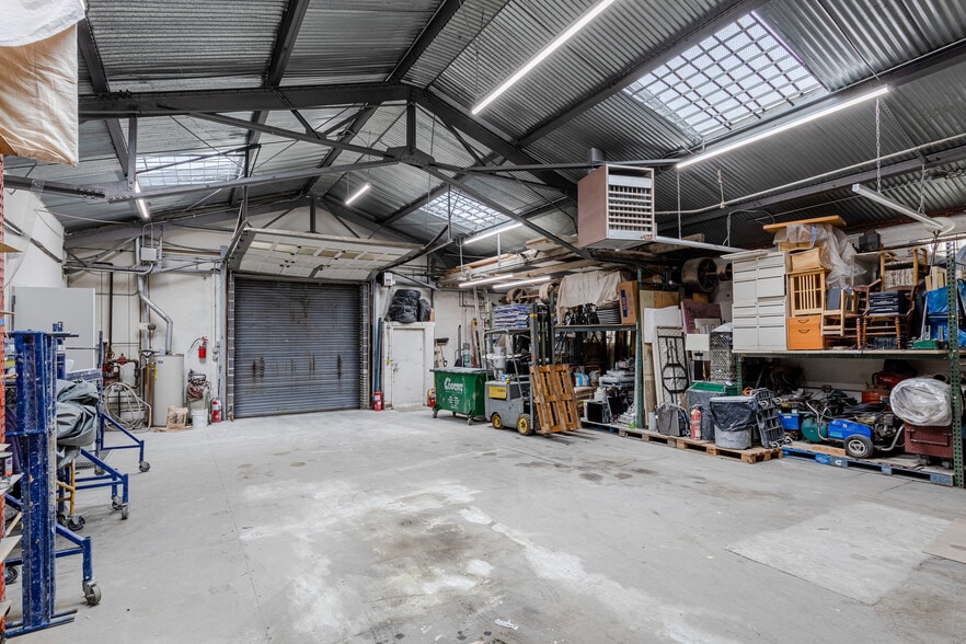 More Photos Of 234 Russell St, Brooklyn Showroom For Lease