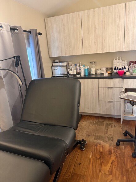 More Photos Of 217 Breckenridge Ln, Louisville Medical For Sale