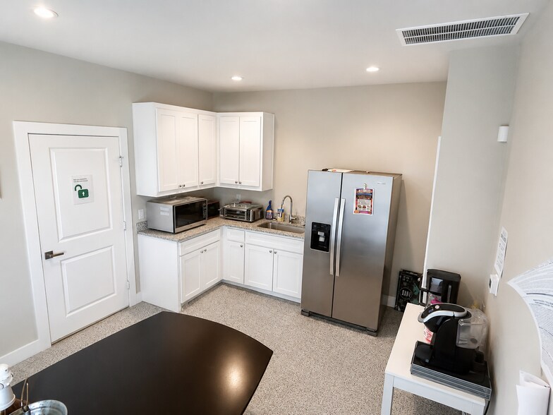 More Photos Of 2106-2110 E Richmond Ave, Fort Worth Distribution For Lease