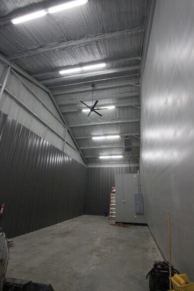 More Photos Of 2105 Vilbig Rd, Dallas Warehouse For Lease