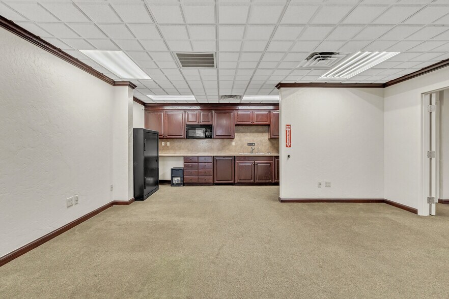 More Photos Of 7106 NW 39th Expy, Bethany Office For Lease