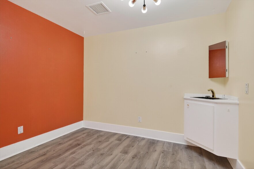 More Photos Of 1895 E Main St, Ventura General Retail For Sale