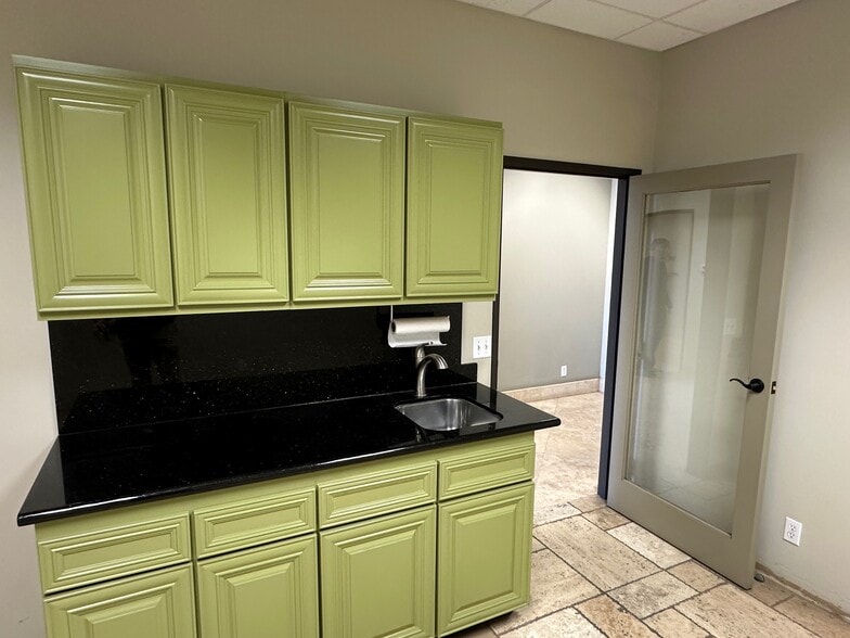 More Photos Of 167 Lambert St, Oxnard Warehouse For Lease